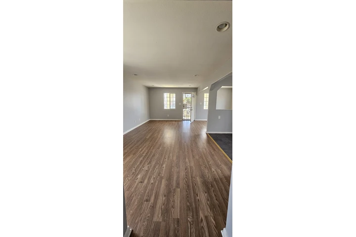 $3395 : 4 bedroom 2 banos se aquilar image 3