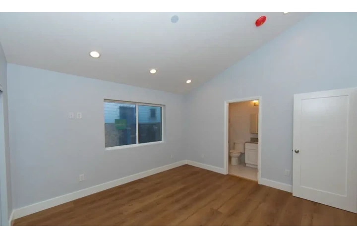 $2460 : 3 Bedroom House in East LA image 6