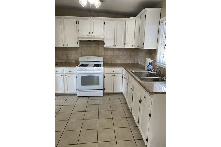 $1600 : Duplex in Bell Gardens image 3