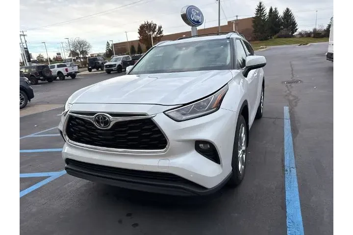 $39459 : Toyota Highlander 2023 AWD L image 2