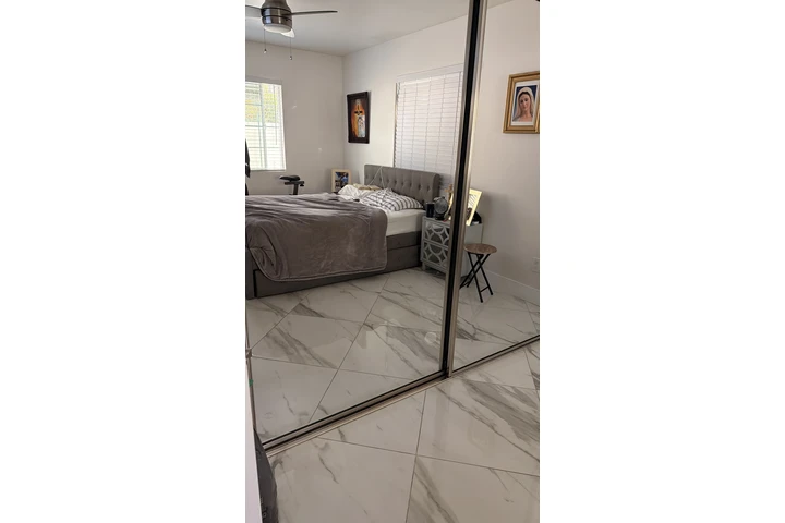 $1250 : Roommate image 2