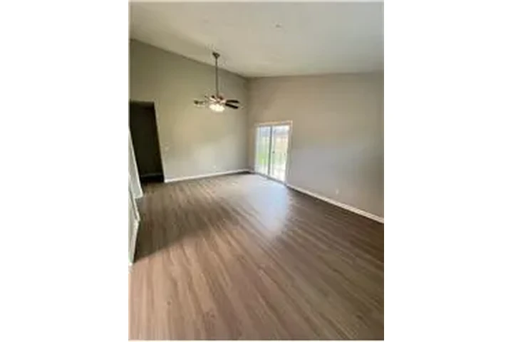 $2095 : Rental property with 3 bedro image 3