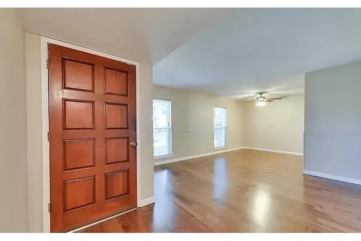 $900 : Beautiful hardwood floors home image 2