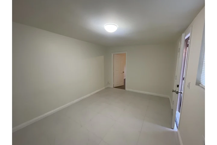 $1600 : Rento Casita ,atras de casa image 4