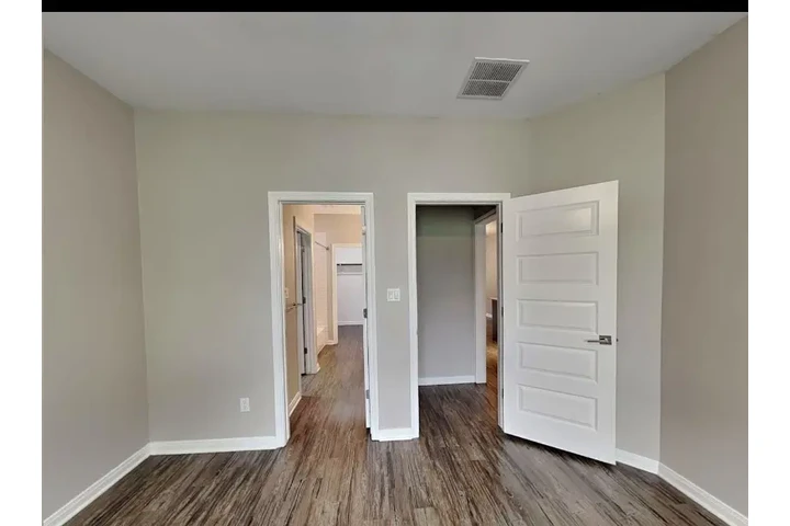 $1045 : 3Bed/2bath image 5