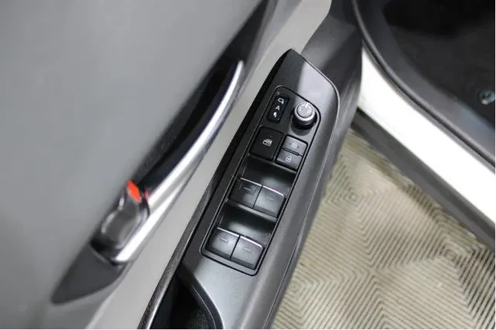 $29998 : Toyota Venza 2023 AWD LE 4dr image 5