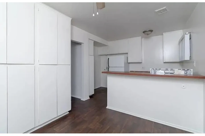 $2200 : 3Bed 2Bath Apt in koreatown image 2