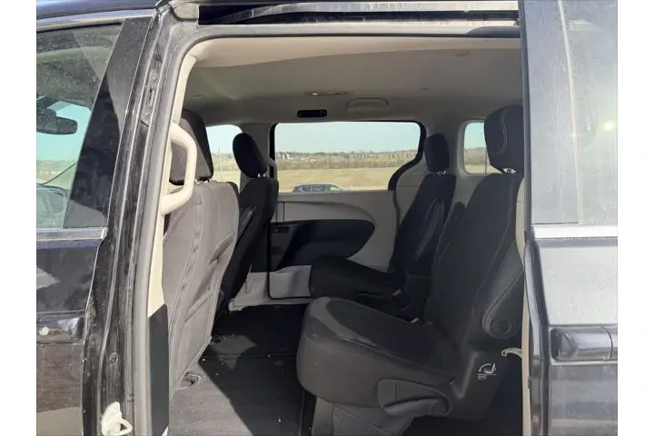 $24400 : Chrysler Voyager 2023 LX 4dr image 4