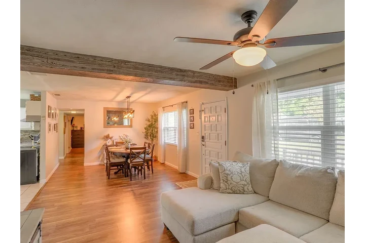 $1500 : Discover this charming 3-bed image 3