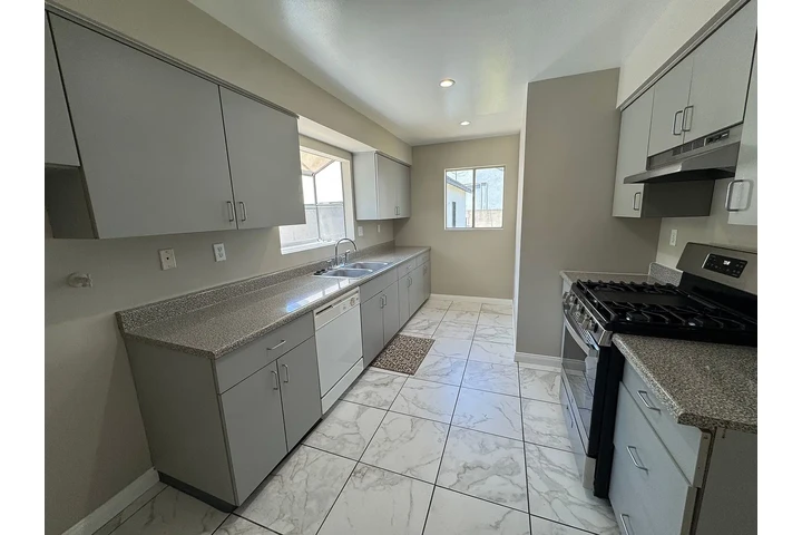 $1000 : Updated 3 bedroom 2 bath home image 4