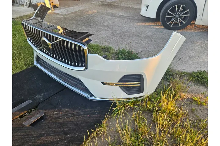 $1500 : BUMPER FRONT VOLVO XC60 II image 3