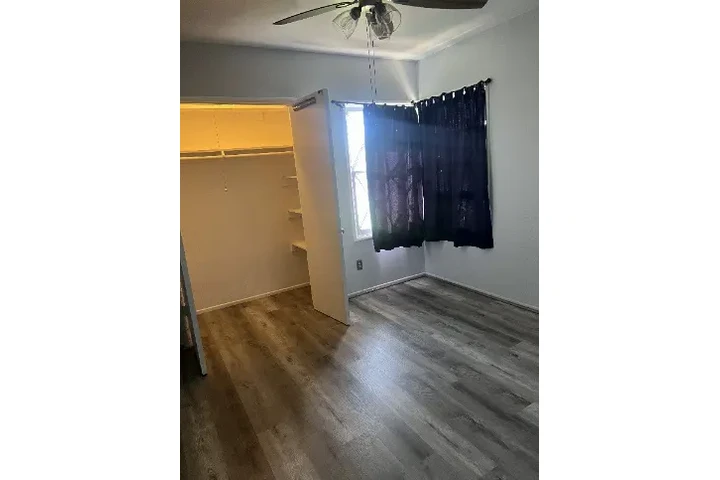 $950 : Se Renta cuarto para mujer image 4