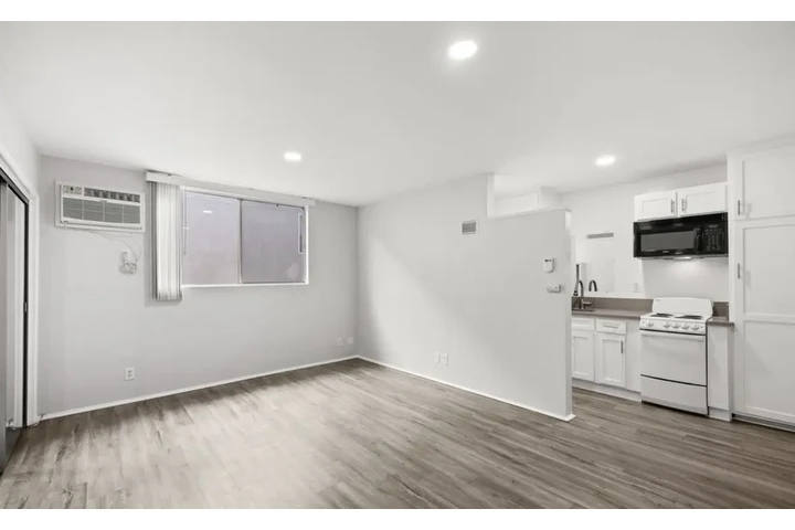 $1500 : 1 Bed 1 Bath Ap in Los Angeles image 3