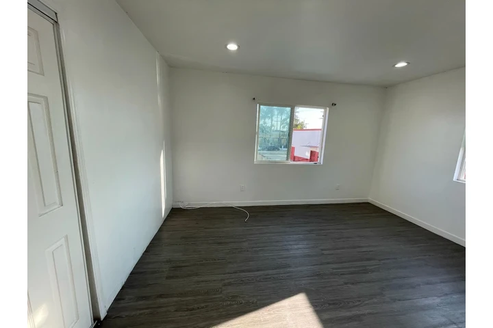 $1250 : Se renta cuarto súper amplio image 6