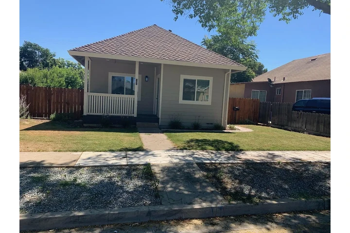 $1450 : Newly Remodeled! This 3 bedroo image 1