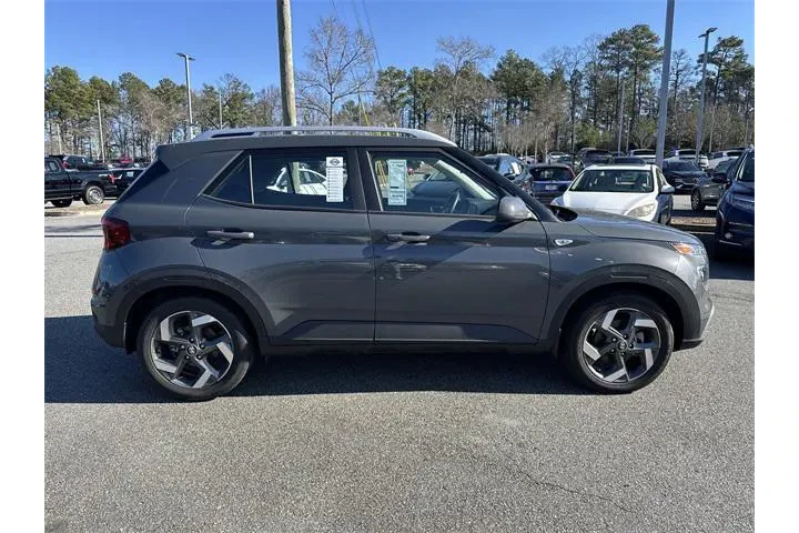 $20015 : Hyundai VENUE 2025 SEL 4dr C image 8