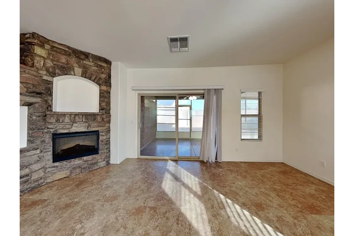 $1100 : 3bed/2bath Apartment image 9