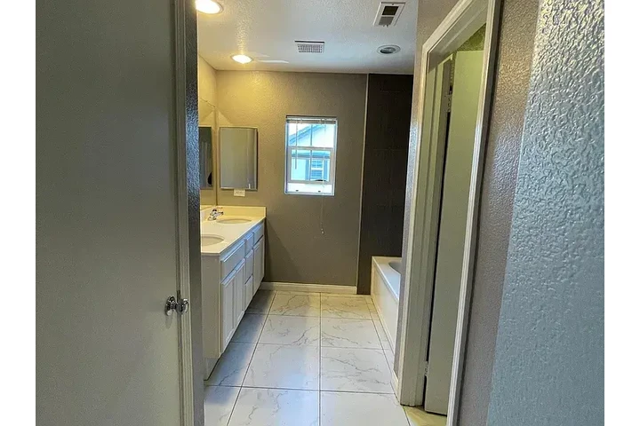 $1750 : HOUSE FOR RENT image 8