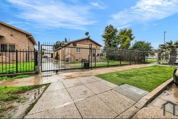 $2600 : CASA DE RENTA ! image 1