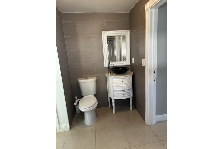 $1700 : Renta efficiency /  un cuarto image 3