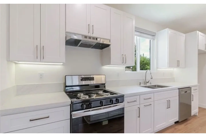 $1980 : Beautiful 2 Bed Apt in LA image 6