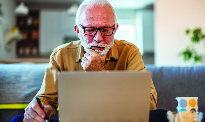 Adulto mayor buscando un plan de salud