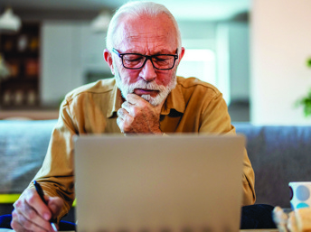 Adulto mayor buscando un plan de salud