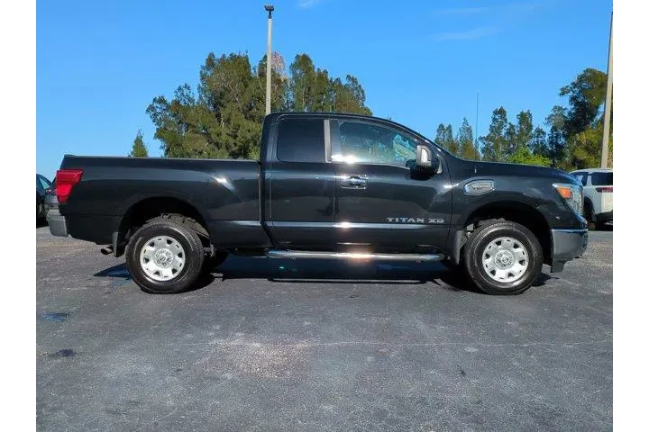 $26988 : Nissan Titan XD 2018 4x4 SV image 3