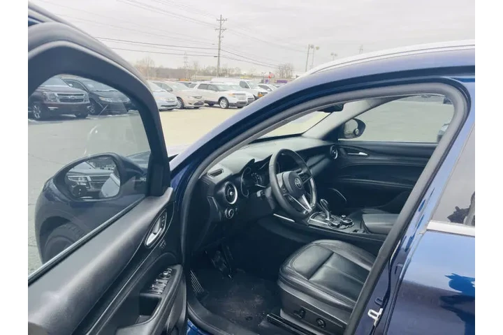 $10999 : 2018 Alfa Romeo Stelvio image 4