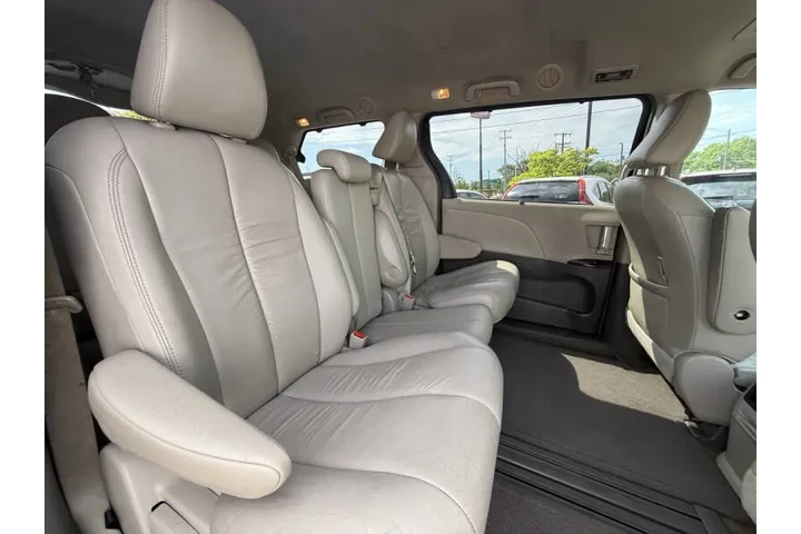 $14495 : 2012 Sienna XLE 8-Passenger image 10