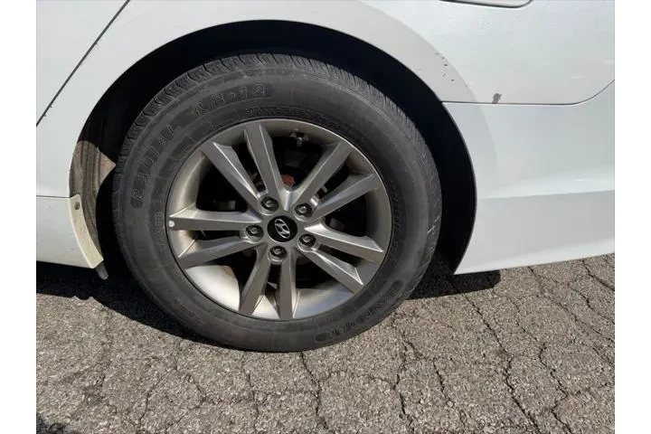 $3566 : Hyundai SONATA 2017 4dr Seda image 5