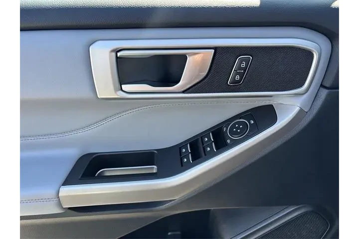 $31900 : Ford Explorer 2023 AWD XLT 4 image 5