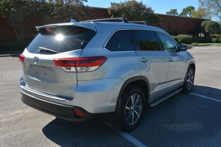 2017 Highlander XLE image 6