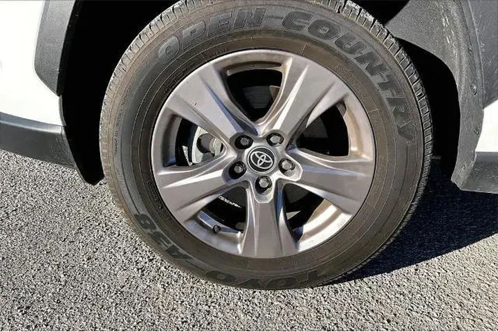 $31467 : Toyota RAV4 2022 AWD XLE 4dr image 9