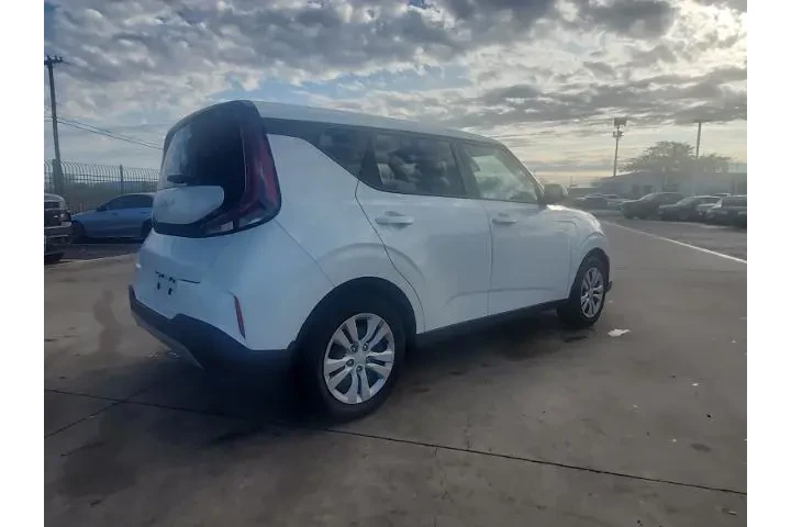 $17998 : Kia Soul 2023 LX 4dr Crossov image 3
