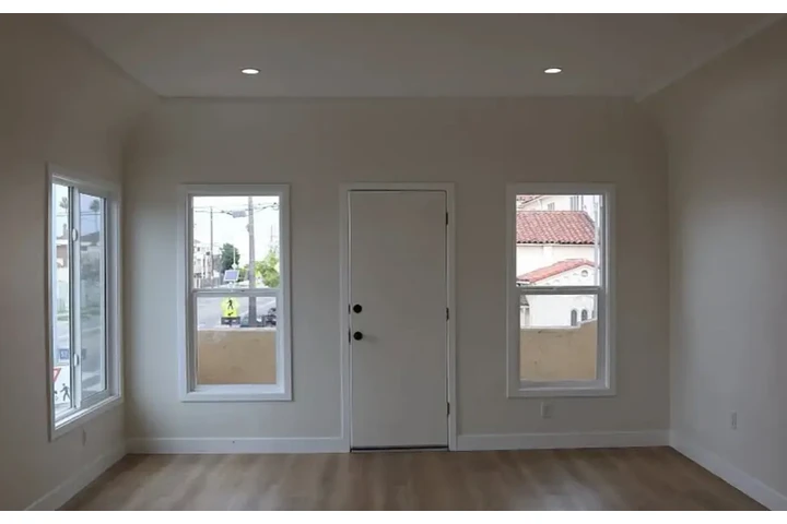 $2100 : 3Bed 2Bath Apt in LA for rent image 6