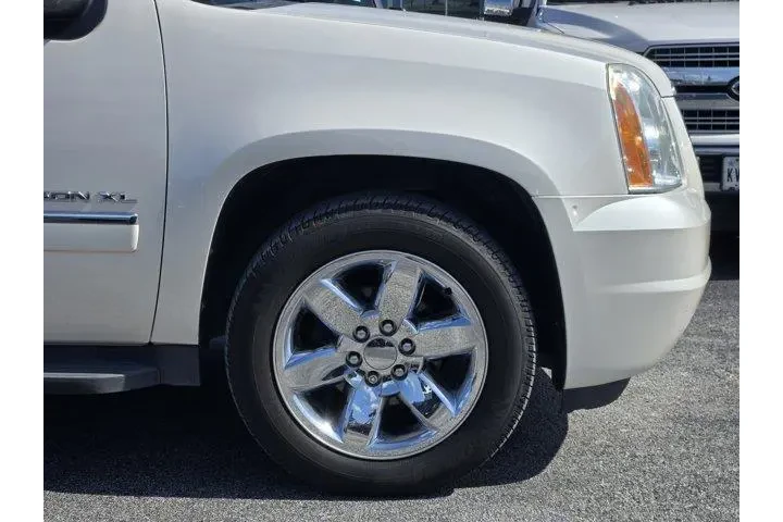$12991 : GMC Yukon XL 2013 4x2 SLT 4d image 9