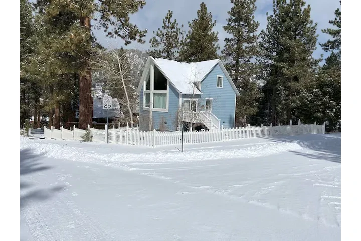 $1600 : 🚨Wrightwood chalet🚨with view image 1