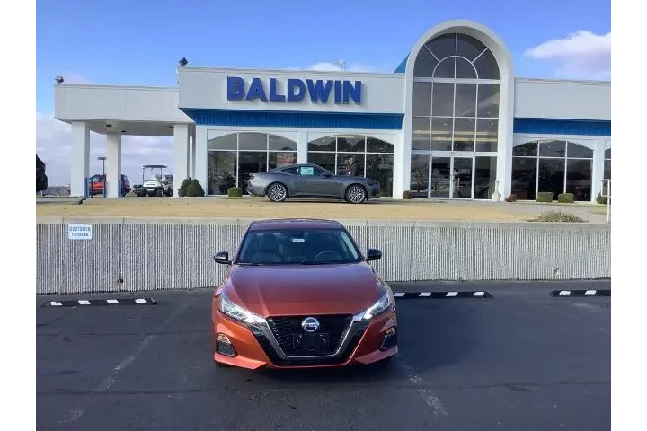 $27950 : Nissan Altima 2021 2.5 SR 4d image 2