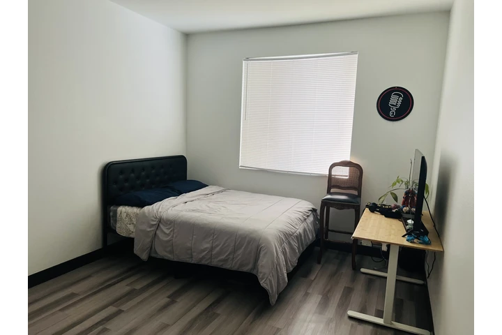 $1300 : Habitación en Paramount image 1