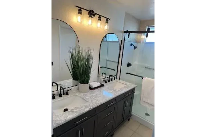 $1550 : Fontana 4 & 2 BEDROOMS image 2