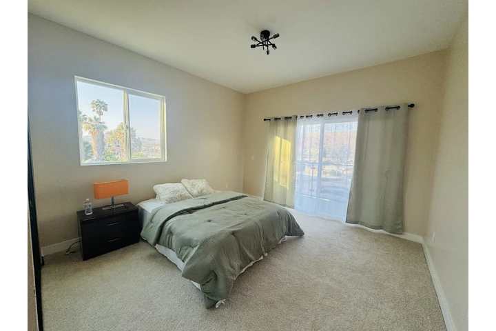 $1100 : Cuarto de renta para mujer image 2