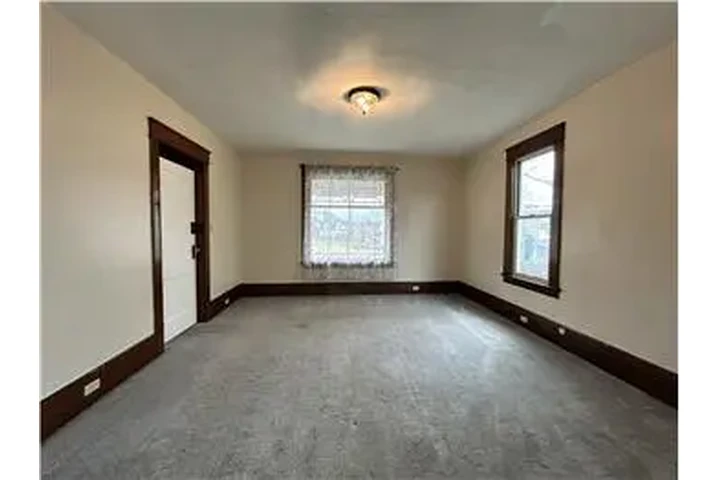 $700 : Rental property with 2 bedro image 4