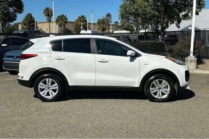 $9317 : Kia Sportage 2017 AWD LX 4dr image 3