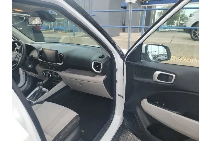 $16998 : Hyundai VENUE 2023 SEL 4dr C image 10