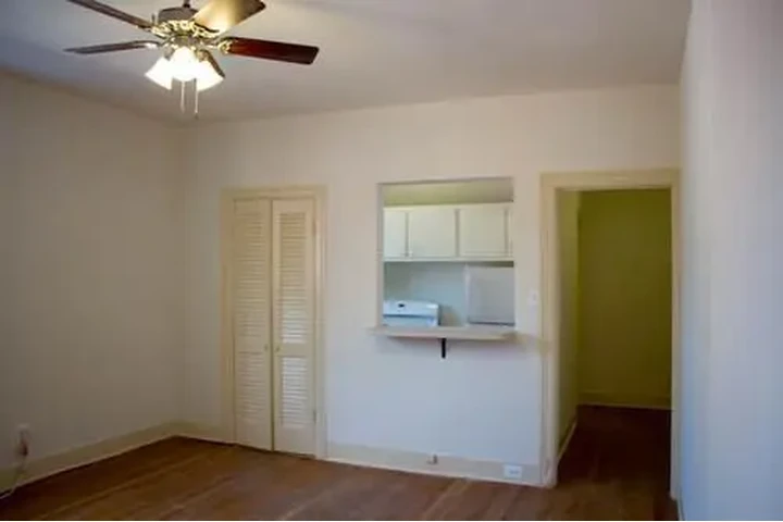 $1100 : Maywood CA con armario y baño. image 5