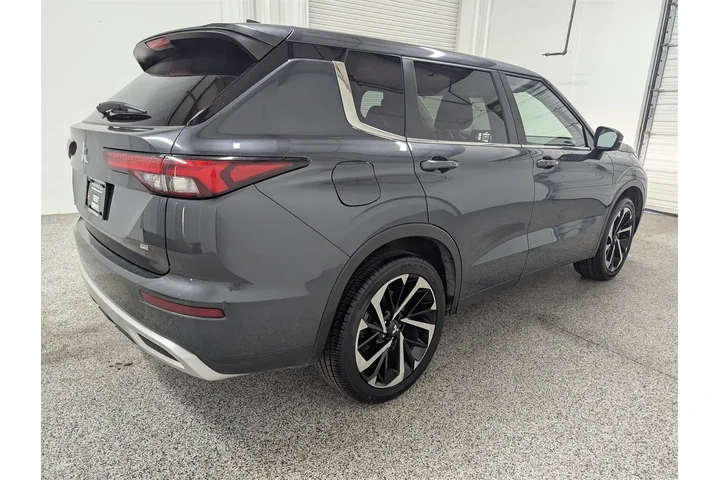 $25497 : Mitsubishi Outlander 2024 SE image 3