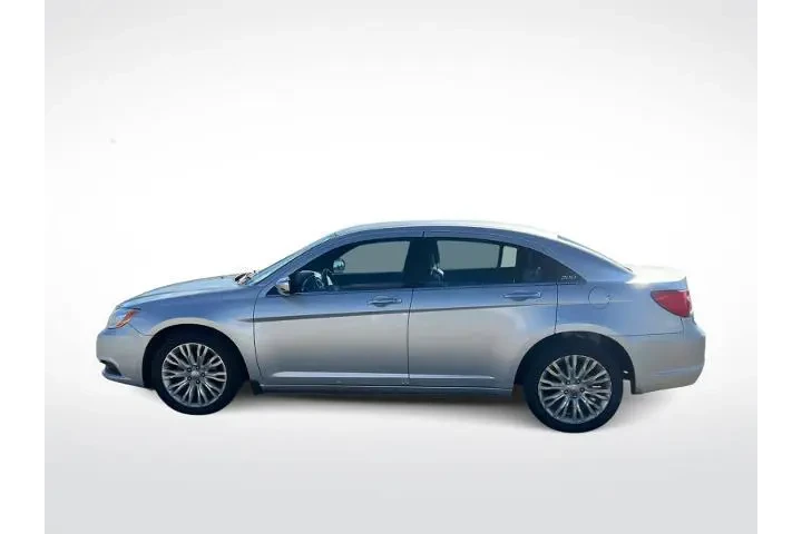 $3900 : Chrysler 200 2011 Limited 4d image 5