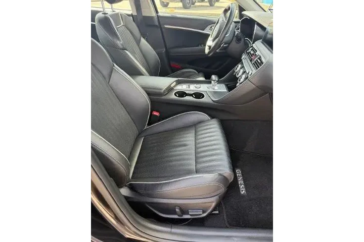 $22702 : Genesis G70 2020 AWD 2.0T 4d image 3