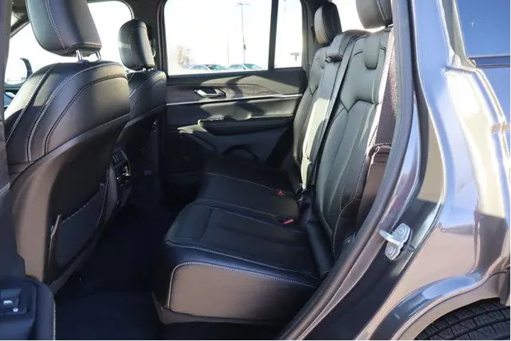 $37990 : Jeep Grand Cherokee 2024 4x4 image 10